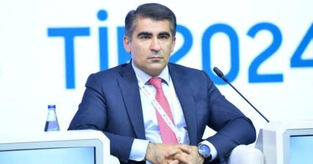 Nazir YENİ SƏDRİ kollektivə təqdim etdi – FOTO Nazir YENİ SƏDRİ kollektivə təqdim etdi – FOTO