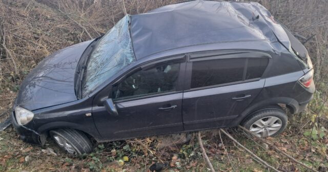 Avtomobil dirəyə çırpıldı, 2 nəfər xəsarət aldı