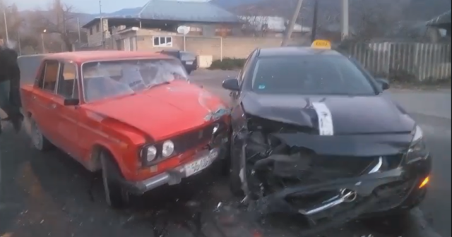 Şəkidə minik avtomobilləri toqquşdu, xəsarət alan var – VİDEO