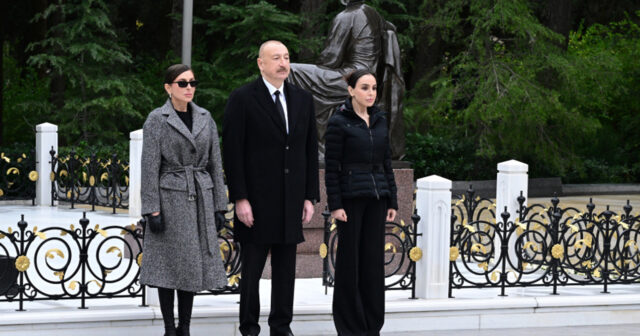 Prezident xanımı və qızı ilə Fəxri xiyabanda – FOTOLAR Prezident xanımı və qızı ilə Fəxri xiyabanda – FOTOLAR