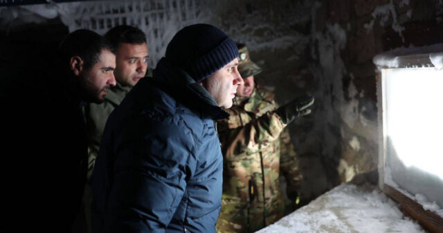 Ermənistan Müdafiə Naziri hərbi mövqeləri ZİYARƏT ETDİ – Nəyə hazırlıq? – FOTO Ermənistan Müdafiə Naziri hərbi mövqeləri ZİYARƏT ETDİ – Nəyə hazırlıq? – FOTO