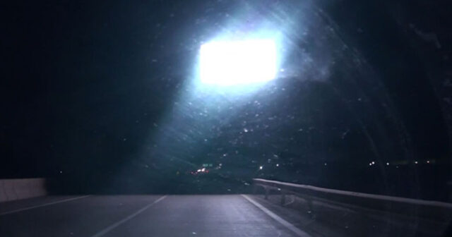 Bu yolda güclü işıq saçan monitor sürücülərə təhlükə yaradır – VİDEO