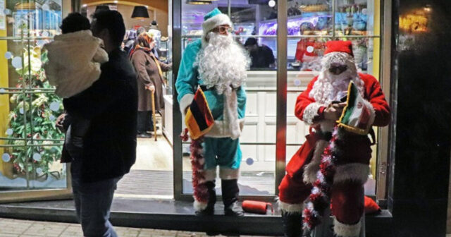 Tehranda “Santa Klaus”la şəkil çəkdirmək qadağan olundu Tehranda “Santa Klaus”la şəkil çəkdirmək qadağan olundu