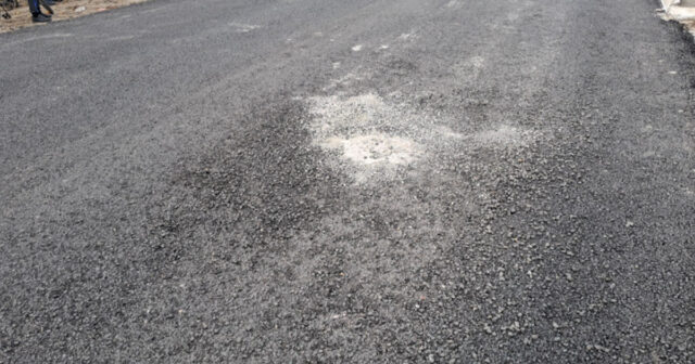 Beyləqanın mərkəzi küçəsinə vurulan asfalt müzakirələrə səbəb olub – VİDEO Beyləqanın mərkəzi küçəsinə vurulan asfalt müzakirələrə səbəb olub – VİDEO