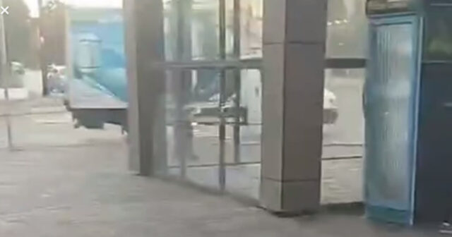 Sumqayıtda avtobus dayanacağı köşklə zəbt edilib? – VİDEO Sumqayıtda avtobus dayanacağı köşklə zəbt edilib? – VİDEO