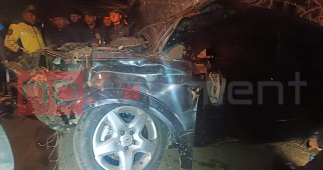 Minik maşını ağaca çırpıldı – Sürücü ağır xəsarət alıb – FOTO