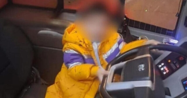 Avtobus sürücüsünün diqqəti azyaşlı uşağın həyatını xilas etdi – FOTO