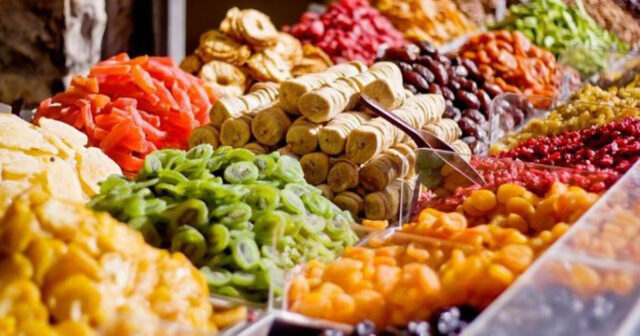 Bazardakı quru meyvələrin üstünə milçək dərmanları səpilir? Bazardakı quru meyvələrin üstünə milçək dərmanları səpilir?