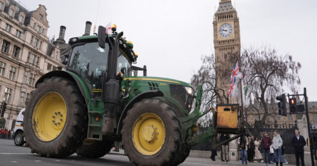Britaniya hökuməti etirazlardan sonra fermerlər üçün vergi qaydalarını yumşaldıb