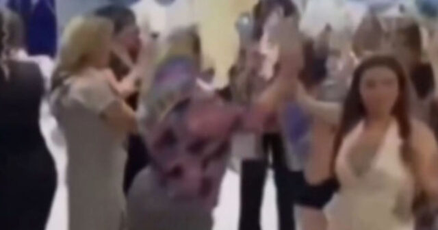 Sosial şəbəkədə xarici musiqiyə oynayan bağça müəllimlərin addımına sakinlərdən MÜNASİBƏT – VİDEO Sosial şəbəkədə xarici musiqiyə oynayan bağça müəllimlərin addımına sakinlərdən MÜNASİBƏT – VİDEO