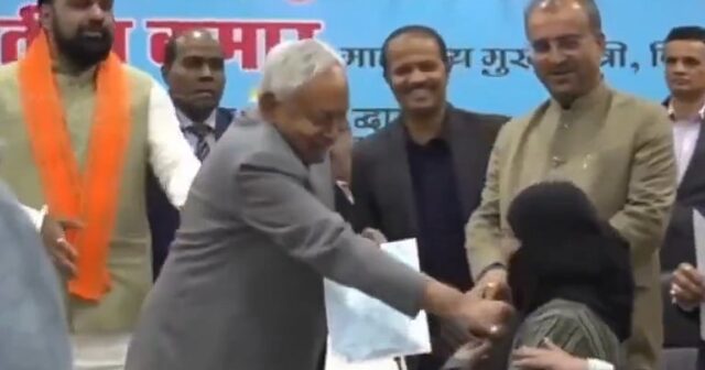 Baş nazir həkimin niqabını üzündən saldı – VİDEO Baş nazir həkimin niqabını üzündən saldı – VİDEO