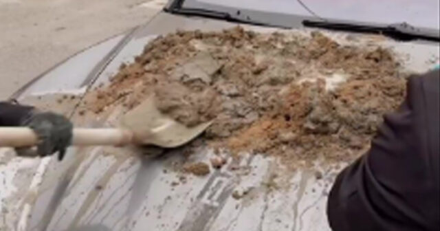 Bakıda “Porsche”nin üstündə beton qarışdırdılar – VİDEO Bakıda “Porsche”nin üstündə beton qarışdırdılar – VİDEO