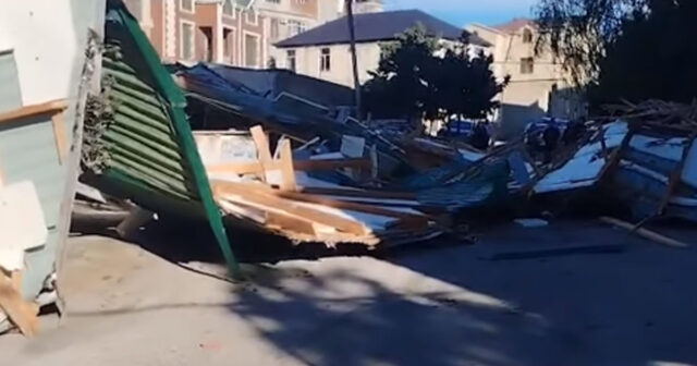 Güclü külək Bakıda binanın damını uçurdu – VİDEO