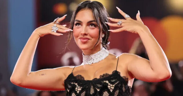 Ronaldonun sevgilisi stadionda cəsarətli geyimi ilə diqqət çəkdi – VİDEO Ronaldonun sevgilisi stadionda cəsarətli geyimi ilə diqqət çəkdi – VİDEO