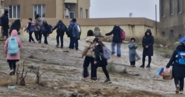 Sarayda məktəb yolu yararsız vəziyyətdə – VIDEO