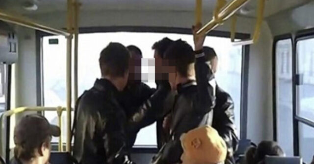 Toydan qayıdan qonşular avtobusda dalaşdı – Deyib-gülmək üstə Toydan qayıdan qonşular avtobusda dalaşdı – Deyib-gülmək üstə