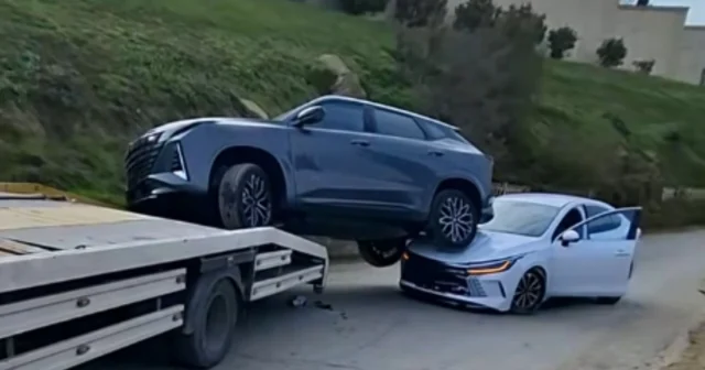 Bakıda evakuatorun üzərində daşınan avtomobil yolda hərəkət edən digər maşının üstünə düşdü