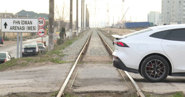 Hövsanda dəmir yolu keçidinə görə sürücülərin həyatı TƏHLÜKƏDƏ – VİDEO