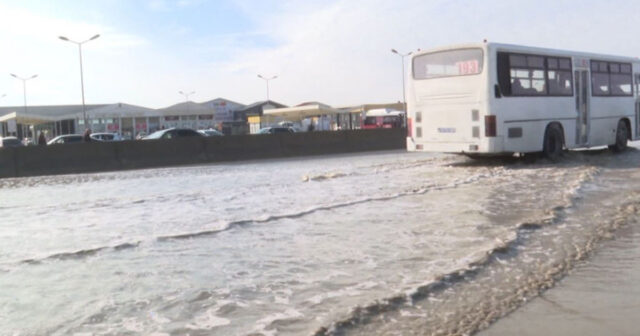 Bakıda ticarət mərkəzinin qarşısı suyun içində – VİDEO