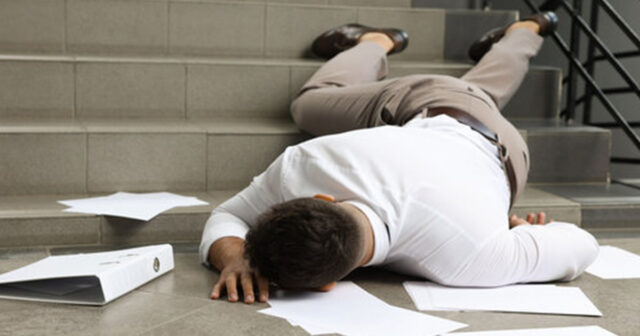 “ASAN Xidmət”də mühafizəçi ilə əlbəyaxa olub pilləkəndən yıxıldılar