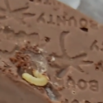 Şokoladın içindən canlı qurdlar çıxdı – VİDEO Şokoladın içindən canlı qurdlar çıxdı – VİDEO