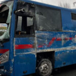 Məhbusları daşıyan avtobus aşdı – Xeyli sayda yaralı var – VİDEO