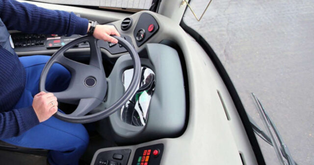 Avtobus sürücüsü küçədə döyüldü Avtobus sürücüsü küçədə döyüldü