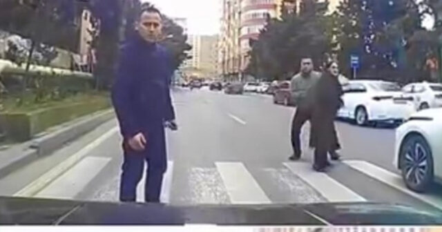 Piyada keçidində insident – Avtomobilin üzərinə tullandı – VİDEO