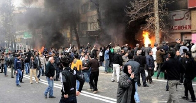 Tehranda etirazlar toqquşmaya çevrildi: tələbələr “Bəsic” qüvvələri ilə qarşı-qarşıya gəldi – VİDEO