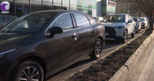 Bakıda avtosalon parklanma yerlərini zəbt etdi – VİDEO