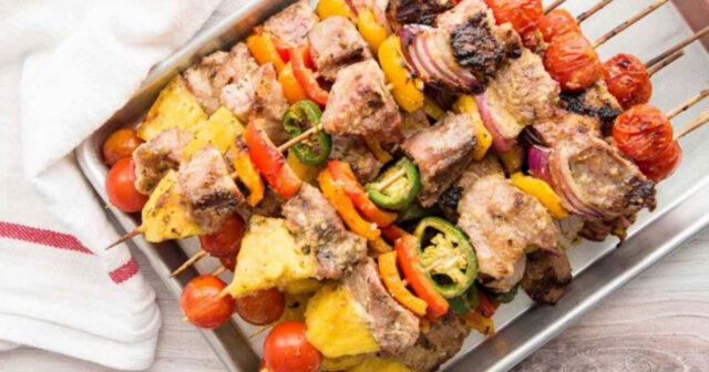 Bakıda restoranlarda müştərilərə donuz əti verilir – “Müsəlman müştərilərə qarşı hörmətsizlikdir”