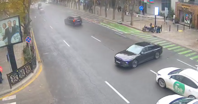 Bakıda QORXUNC QƏZA: Məhəccər yol kənarındakı uşağın üzərinə aşdı