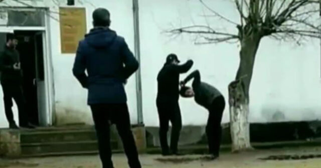 Məktəb direktoru şagirdi döydü – VİDEO Məktəb direktoru şagirdi döydü – VİDEO