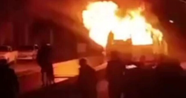 TƏCİLİ! İranda DƏHŞƏT – Daha da alovlandı, partlayıcılar İŞƏ DÜŞDÜ – VİDEO TƏCİLİ! İranda DƏHŞƏT – Daha da alovlandı, partlayıcılar İŞƏ DÜŞDÜ – VİDEO