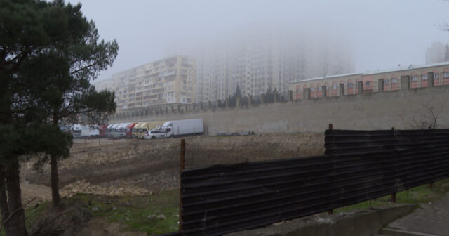 Tikinti şirkəti bünövrə qazıntısı zamanı ətrafdak binaları zədələyib? – VİDEO