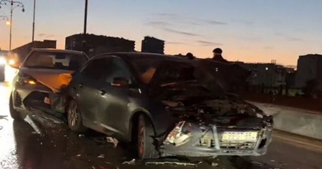 Babək prospektində körpü dondu, 4 maşın toqquşdu – VİDEO Babək prospektində körpü dondu, 4 maşın toqquşdu – VİDEO