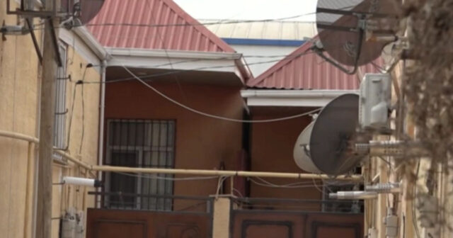 Bir-birinə yapışan evlər: Xırdalanda xaotik vəziyyət – VİDEO Bir-birinə yapışan evlər: Xırdalanda xaotik vəziyyət – VİDEO