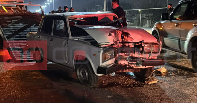 Sumqayıtda avtomobil işıq dirəyinə çırpılıb