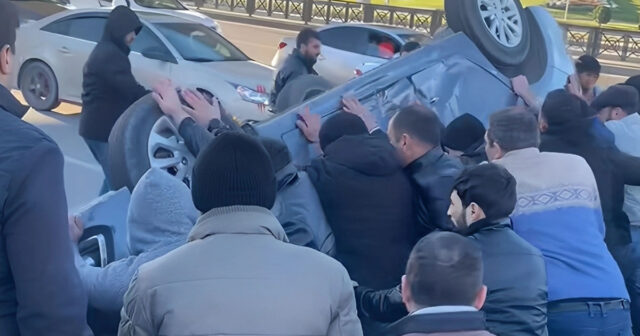 Metronun “Koroğlu” stansiyası yaxınlığında QƏZA: Avtomobil aşdı – VİDEO