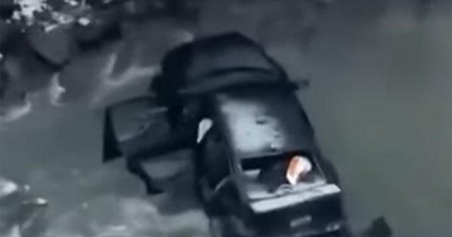 Buzlu yolda sürüşən maşın çaya aşdı – VİDEO Buzlu yolda sürüşən maşın çaya aşdı – VİDEO