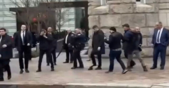 “Etirazçılar Prezident avtomobilinə yönəlik hücum aktları həyata keçirib” – ABŞ-dəki səfirlik