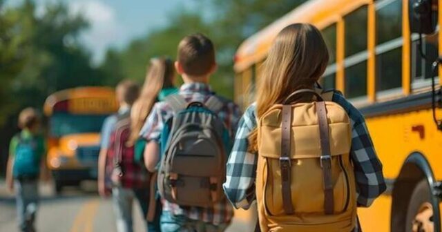 Azərbaycanda şagirdlər məktəblərə avtobuslarla daşınacaq Azərbaycanda şagirdlər məktəblərə avtobuslarla daşınacaq