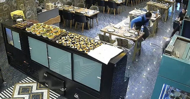 Restoranın asma tavanı çökdü – ANBAAN – VİDEO