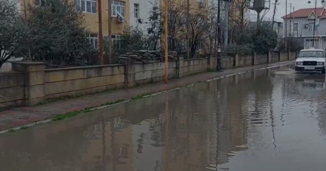 Kanalizasiya yoxdur, yollar gölə çevrilir – sakinlər kömək istəyir – VİDEO Kanalizasiya yoxdur, yollar gölə çevrilir – sakinlər kömək istəyir – VİDEO