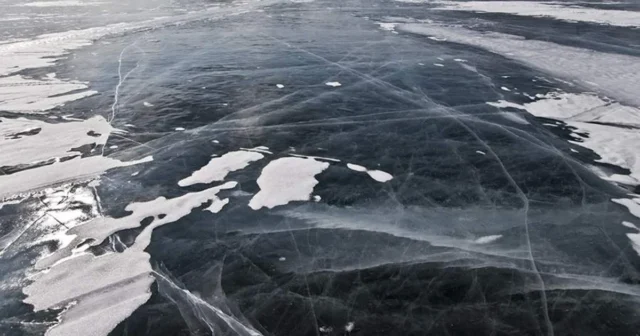 Turistləri aparan avtomobil buzun altına düşdü, 8 nəfər həyatın itirdi Turistləri aparan avtomobil buzun altına düşdü, 8 nəfər həyatın itirdi