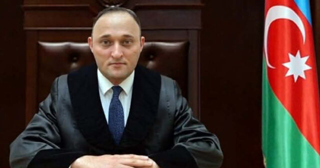 “Atanı uşağa qolu qandallı göstərməyin” – Təsirli anlar