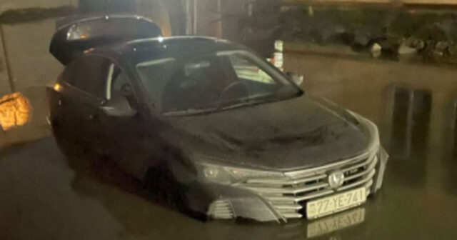 Bakıda sürücülərin kabusu olan bu küçənin ortasında avtomobil suda batdı – VİDEO