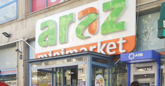 Kiflənmiş pendir yenidən satışda? – Alıcıdan sərt ittiham – VİDEO Kiflənmiş pendir yenidən satışda? – Alıcıdan sərt ittiham – VİDEO