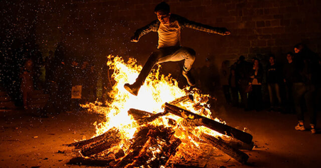 Yeniyetmə çərşənbə tonqalında YANDI Yeniyetmə çərşənbə tonqalında YANDI