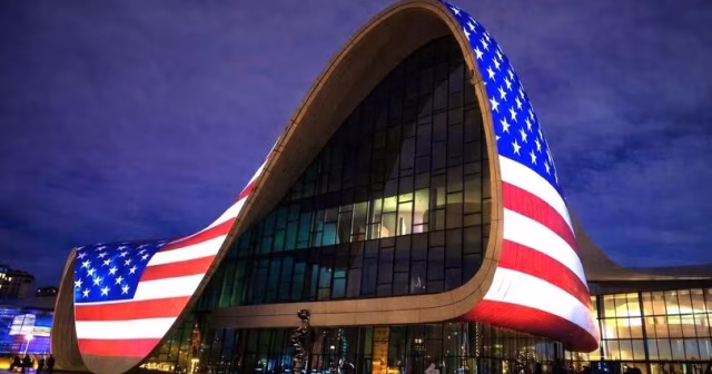 Heydər Əliyev Mərkəzi ABŞ bayrağı ilə işıqlandırıldı